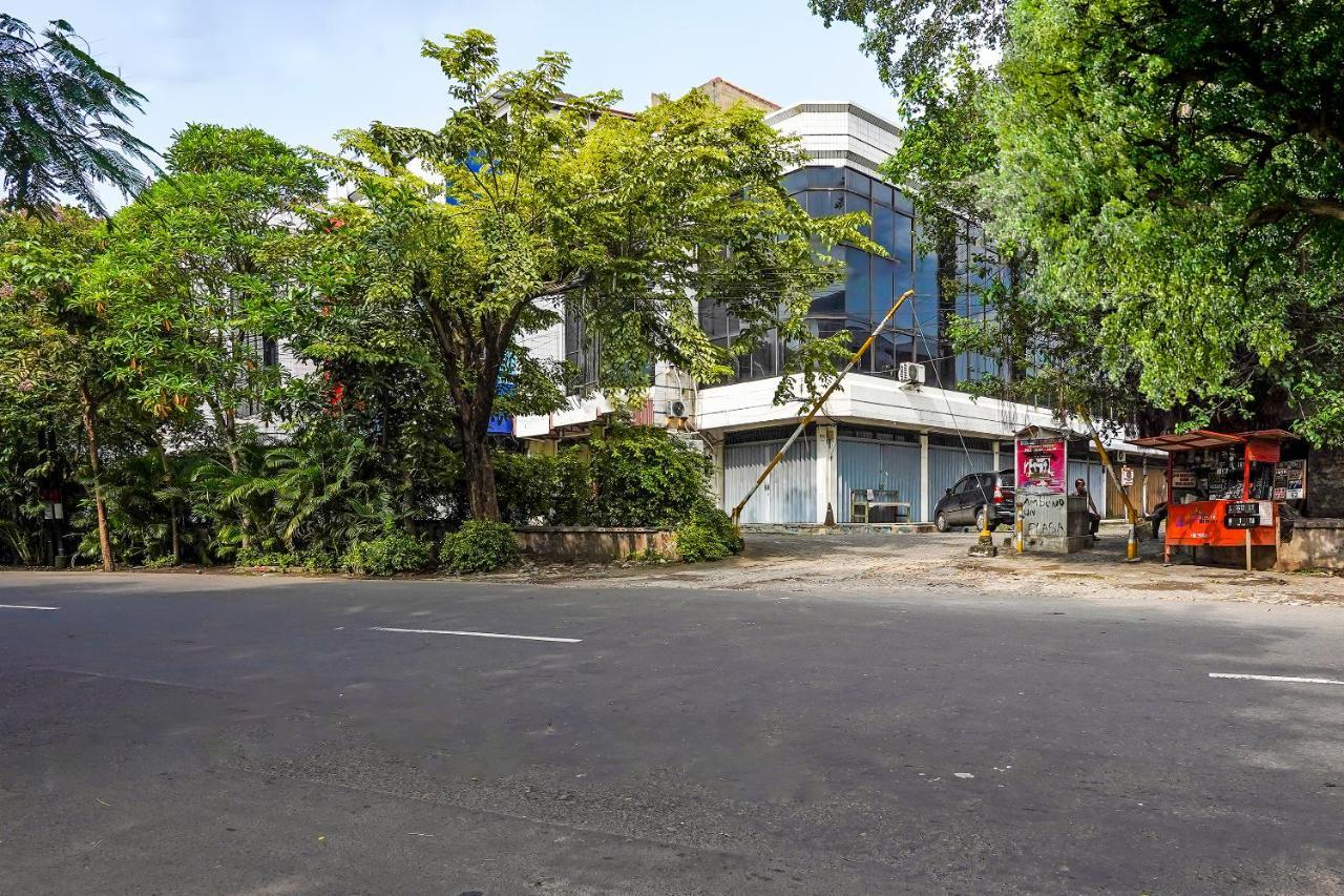 Spot On 90147 Gosepa Ambengan Plaza Hotel สุราบายา ภายนอก รูปภาพ